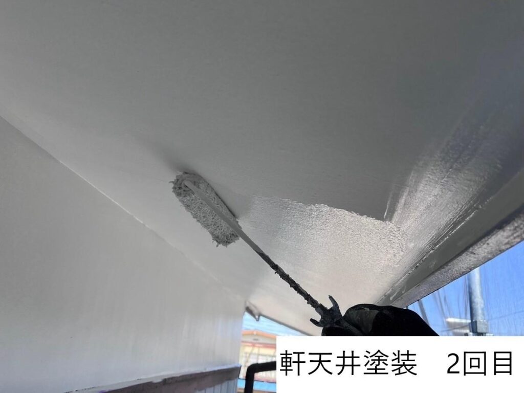 軒天塗装2回目です。軒天はその強度や機能を守るために表面を保護する軒天塗装が必要です。